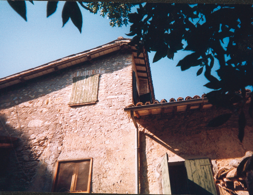 agriturismo a spoleto - dettaglio della facciata prima della ristrutturazione